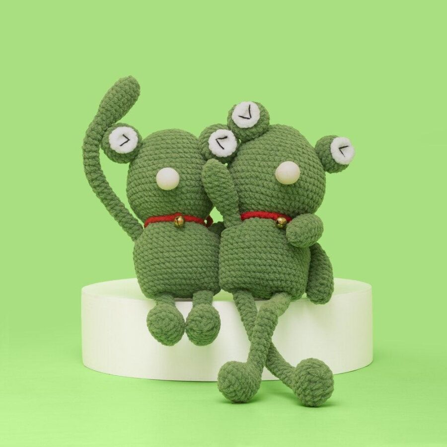 Press Bubble Stretched Frog Crochet Kit - Image 3